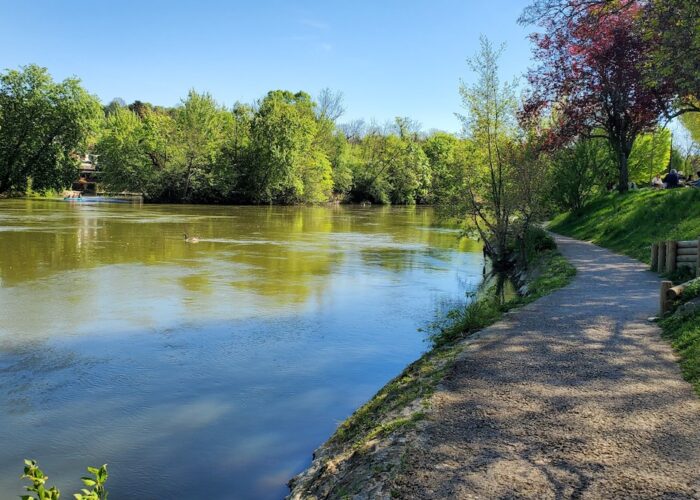 Ballade, courir, pique-nique au bord de la marne